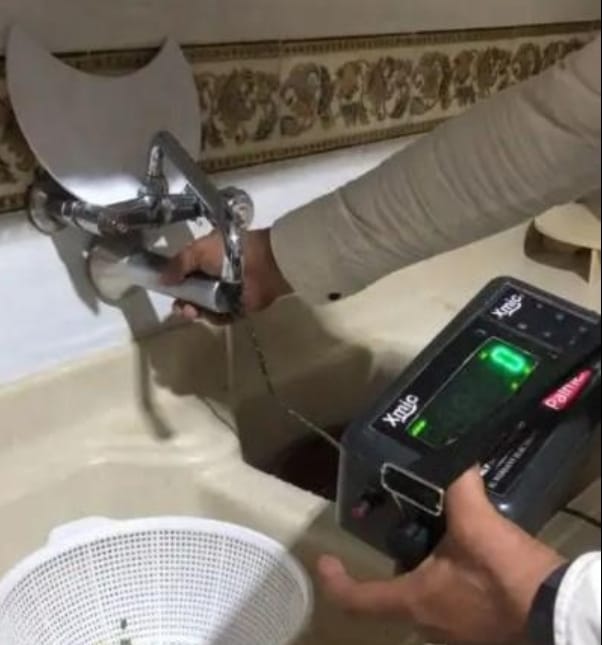 جهاز كشف تسربات إلكتروني يستخدم على صنبور مياه لقياس التسرب