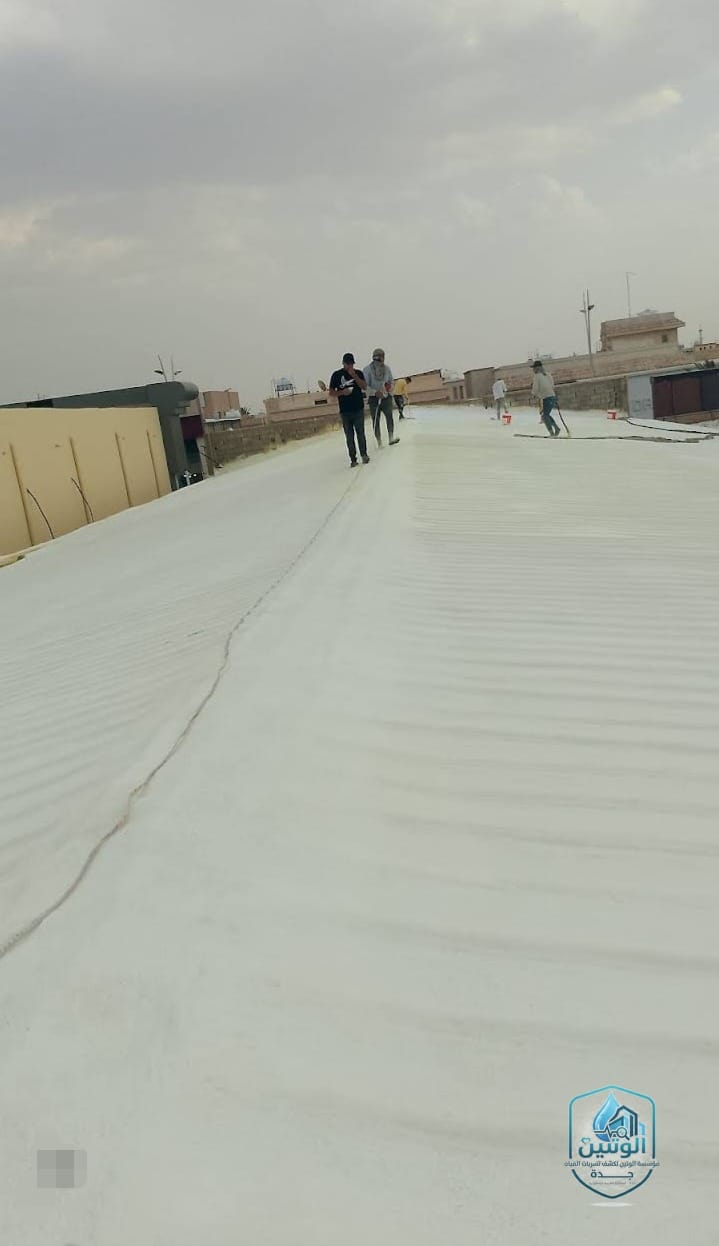 فريق عمل شركة الوتين ينفذ عزل فوم أبيض لسطح مبنى بجدة