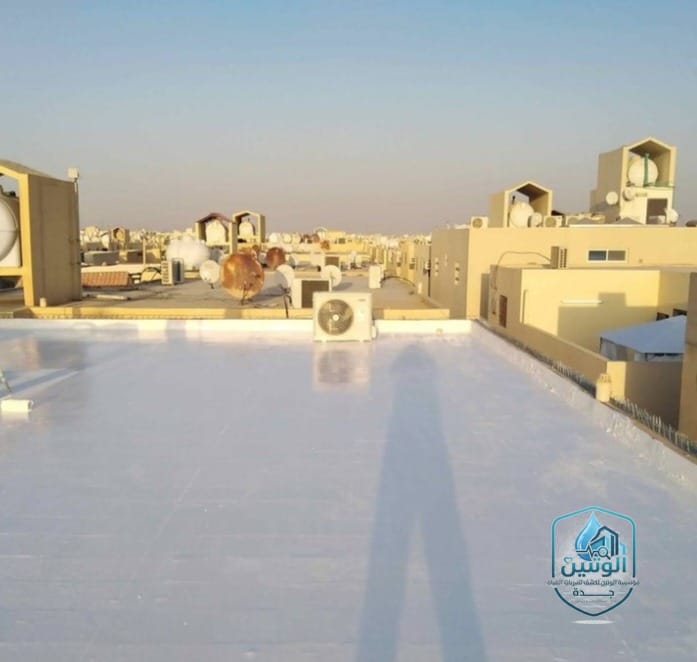 سطح مبنى سكني بعد الانتهاء من عزل الفوم الأبيض بجدة